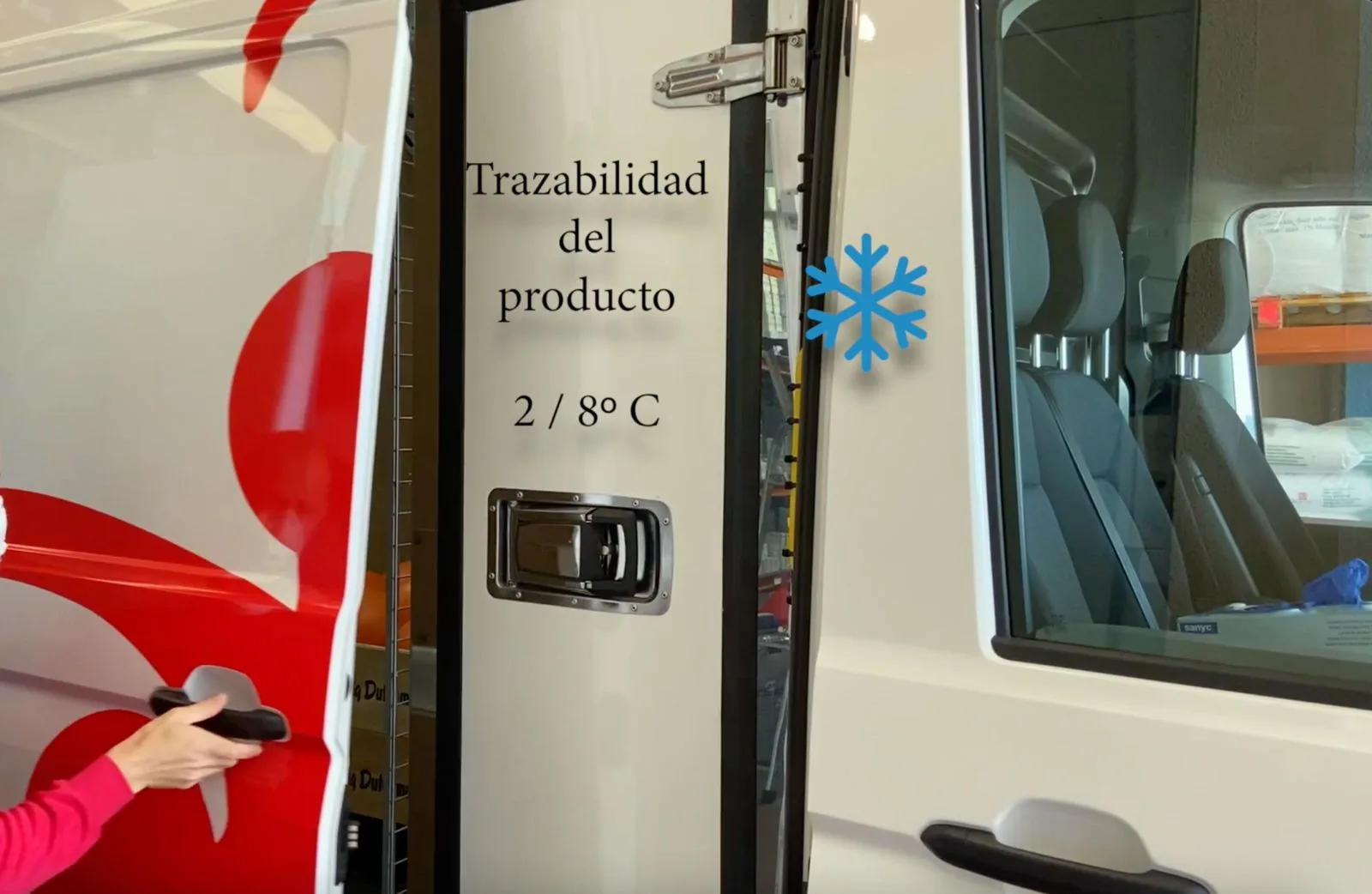 Furgoneta de reparto con cámara frigorífica
